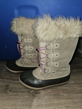 Sorel Women's Beige Suede and Black Rubber Winter Boots with Pink Laces